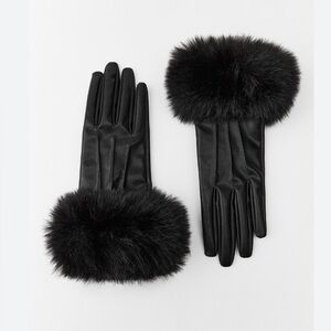 Zara black faux fur short gloves.